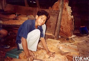 僕はKnKカンボジアのサポートで木彫りの職業訓練を4年間受けました。そして2004年12月に若者の家を卒業することができました。そして今、僕は結婚し子どもを一人授かりました。僕は父親であるだけでなく社会の一員として自立することができたんです。僕はKnKで得た技術で家族を養っています。そして、義理の弟2人を自分の職場に招いて一緒に仕事をしています。 （ピック／24歳） 2001年、若者の家に来て2年目のピック。このときは木彫りの卵だった。
