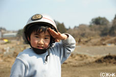 陸前高田市小友小学校前で消防団の方々が瓦礫撤去をしていた。この5歳の少年も消防団である父親の手伝いをしていた。