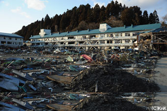 地震が発生し生徒は全員校庭に避難したが、津波が来たため学校裏の高台にある建物に避難した