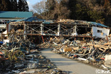 津波は大きな体育館を押し流し校舎と重なり合わせる形となった