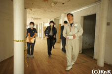 釜石市教育委員会の方々のご案内で青葉 ビルを見学する鷹野社長