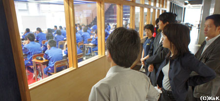 釜石東中学校の生徒が間借りして授業を行なっている釜石中学校での授業風景