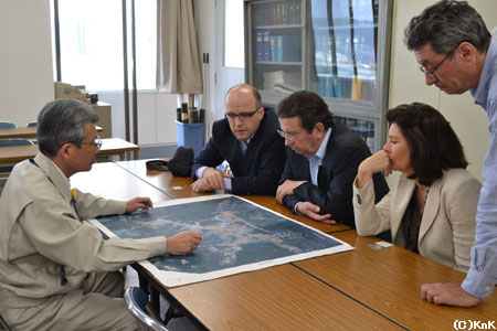 フランス大使夫妻と山田町役場を訪問中のKnK事務局長（右端）。