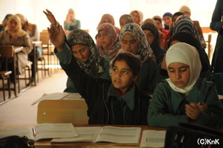 学校で勉強するシリア難民の子どもたち