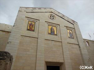 アルザリア村にある教会。旅行者がよく訪れる。