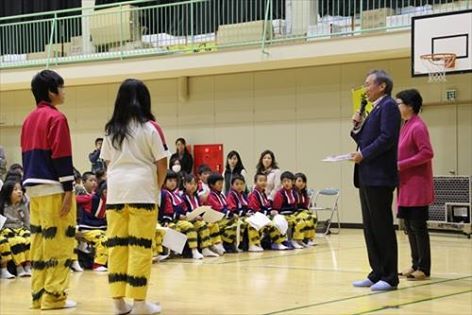 釜石小学校の子どもたちと国境なき合唱団のメンバー