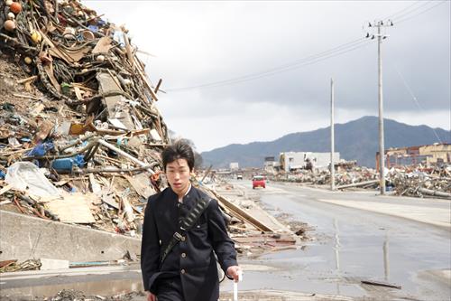 2011年4月：瓦礫の脇を通り通学する高校生（大槌町）