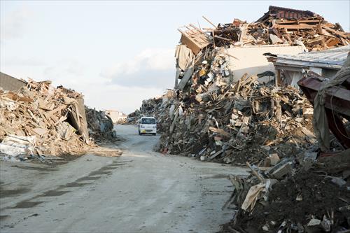 2011年3月：道路脇に瓦礫の山ができた（陸前高田市）