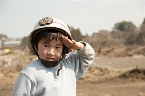 2011年3月：がれき撤去の手伝いをする5歳の少年（陸前高田市）