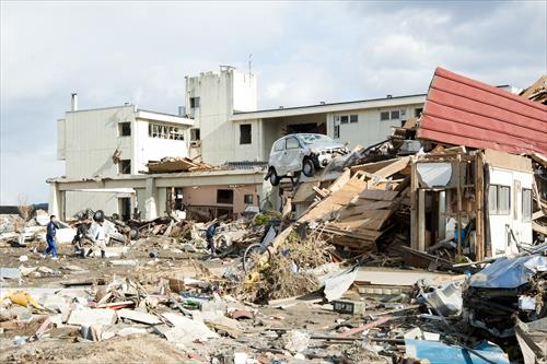 2011年3月：全壊した気仙中学校。全生徒及び教職員は無事避難した（陸前高田市）