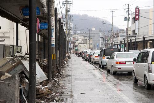 2011年4月：商店街も被災し信号も機能していない（釜石市）