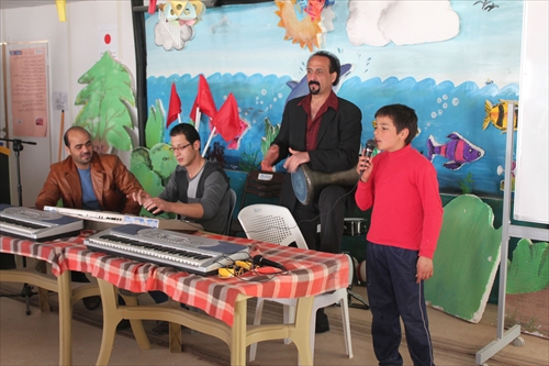 シリアの歌を歌う生徒　