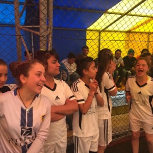 笑顔でスポーツを楽しむ避難民の子どもたち