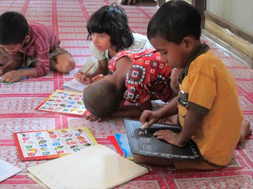 ベンガル語を練習する子どもたち