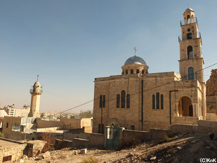 左の建物がモスク、右が教会