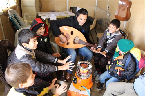 11. ストーブを囲んで音楽の授業／ザアタリ難民キャンプ