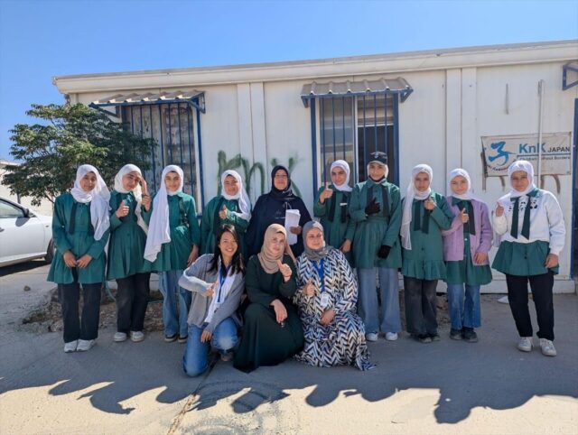 女子クラス長と校長先生(後列中央)との集合写真