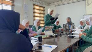 請願書の内容を校長先生(手前)に説明