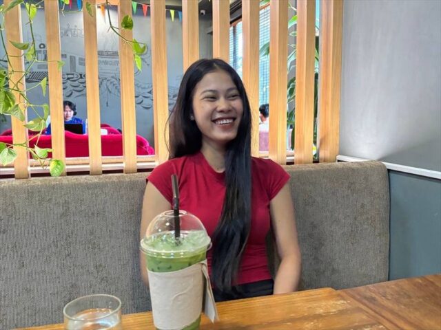 インタビューに応じるスレイネアンさん（現在20歳/大学3年生）