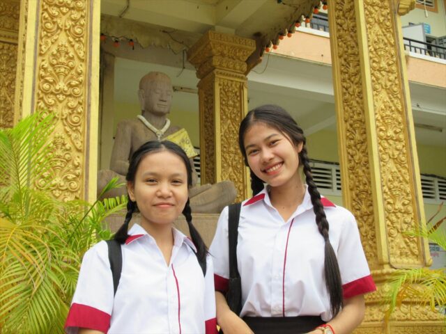 高校時代、友人と一緒に記念撮影