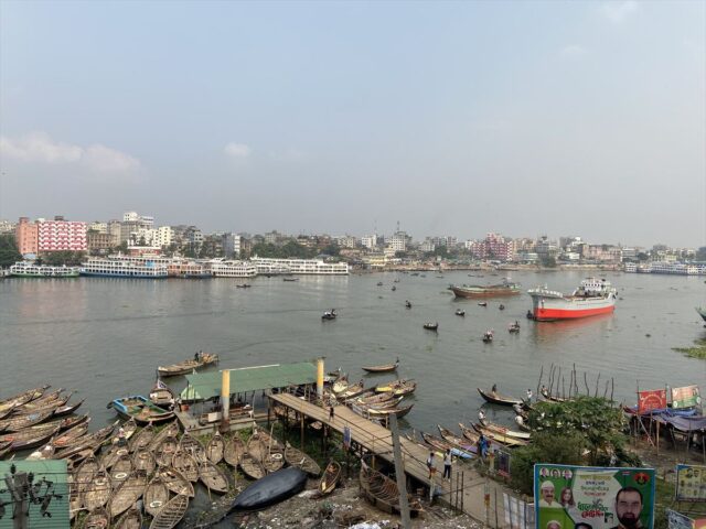 センターから見えるブリゴンガ川の景色。対岸が子どもたちの生活の場であるショドルガット港