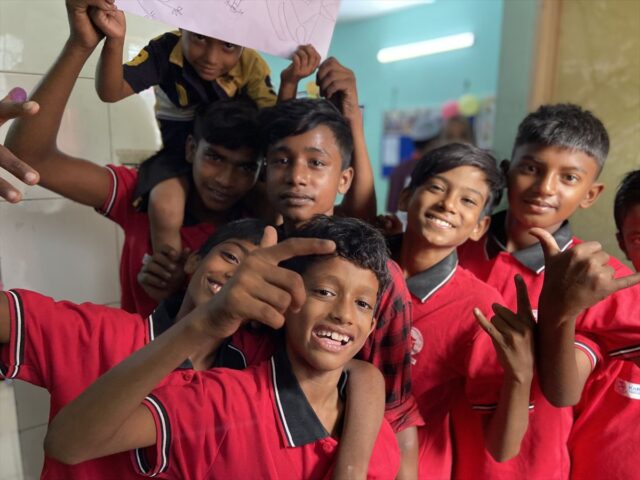 カメラが大好きな子どもたち