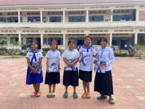 11月に公立学校に編入し、制服を受け取った同等性教育クラス卒業生の子どもたち