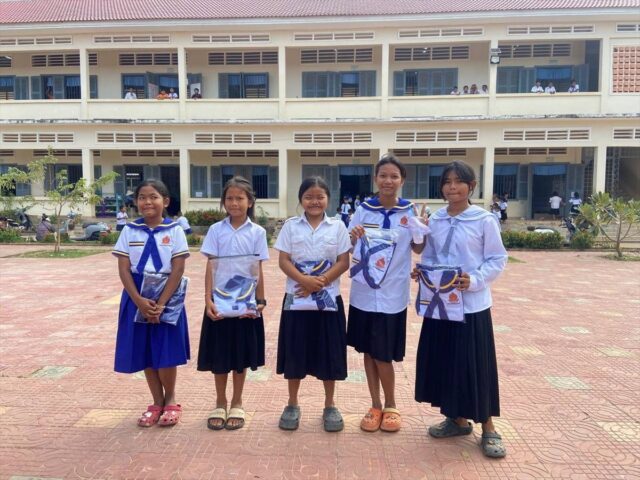 11月に公立学校に編入し、制服を受け取った同等性教育クラス卒業生の子どもたち