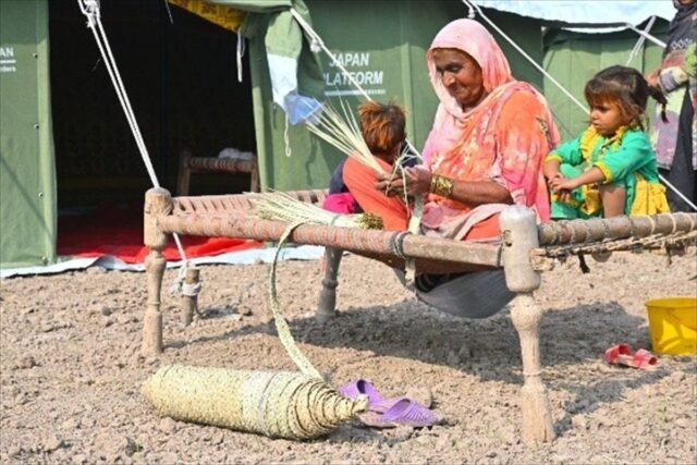 編み物をする女性