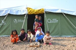 テントの外で遊ぶ子どもたち