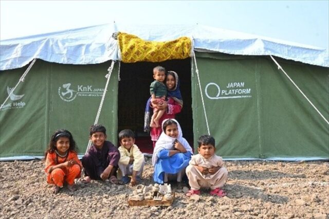 テントの外で遊ぶ子どもたち