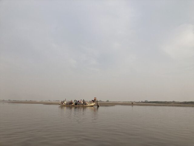 チェナブ川を船で渡る住民