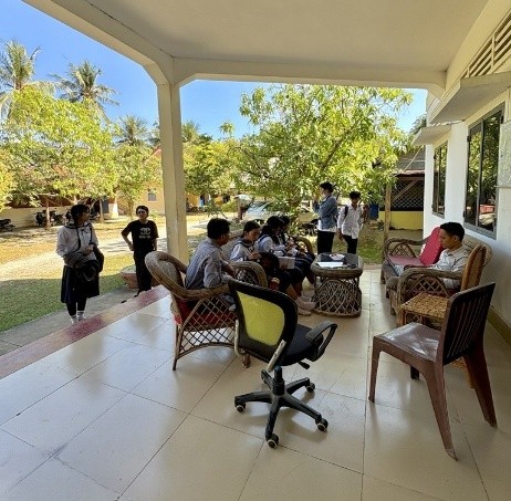 爆撃の後、学校から「若者の家」に戻ってきた子どもたちの様子