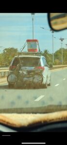 避難時に目撃した荷物を積んだ車