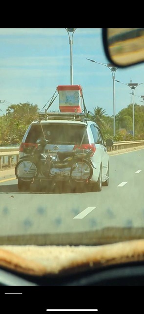 避難時に目撃した荷物を積んだ車