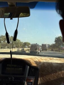 避難時に目撃した荷物を積んだ車