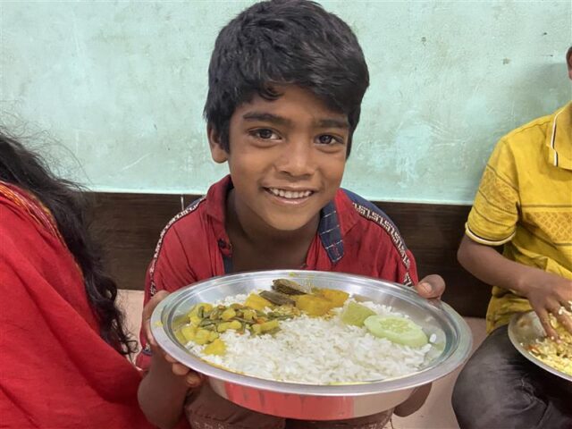 国境なき子どもたち(KnK)が運営するドロップインセンターの食事時間の様子