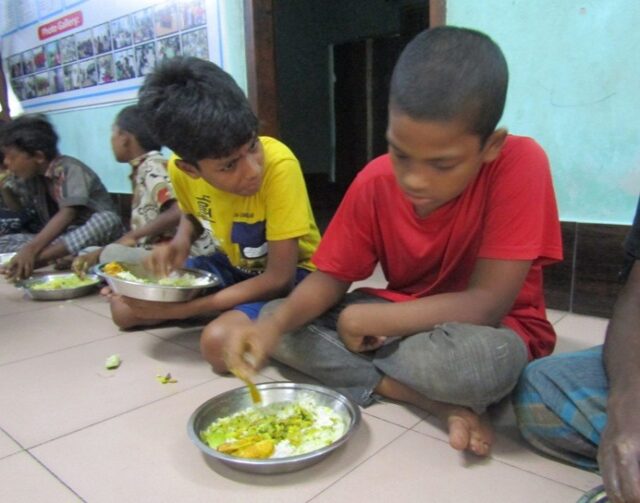 友だちと昼食をとるラハットくん