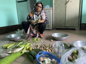 毎日50食分の野菜を黙々とした準備する料理担当のジェスミン