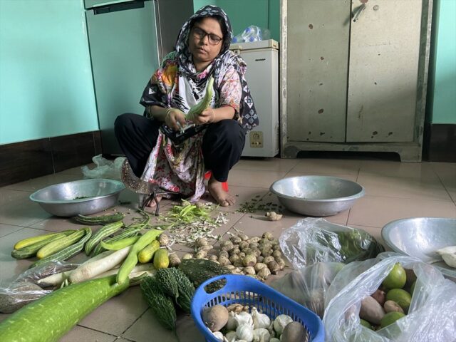 毎日50食分の野菜を黙々とした準備する料理担当のジェスミン