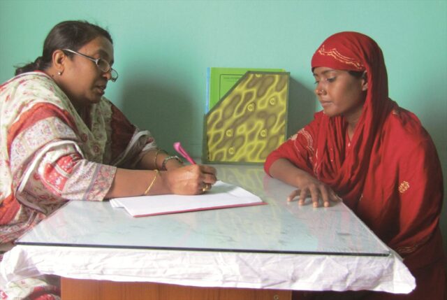 女性ソーシャルワーカーによるカウンセリングの様子