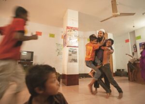 ソーシャルワーカーに思い切り甘える子どもたち