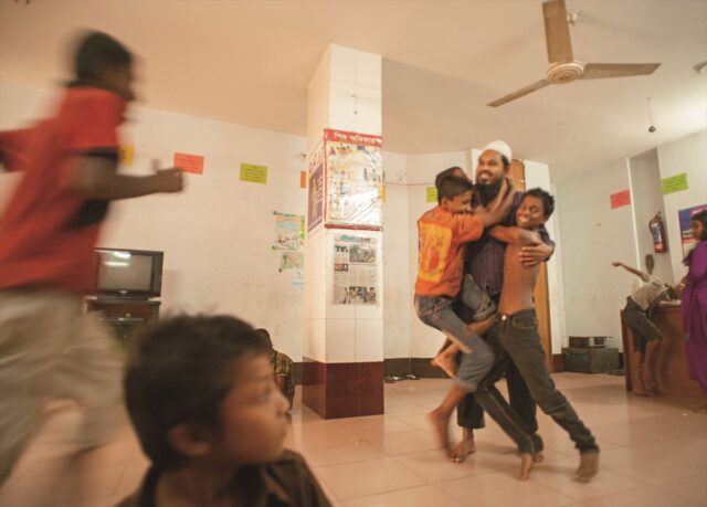 ソーシャルワーカーに思い切り甘える子どもたち