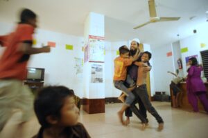 「ほほえみドロップインセンター」は、子どもたちが大人に思い切り甘え遊べる場所