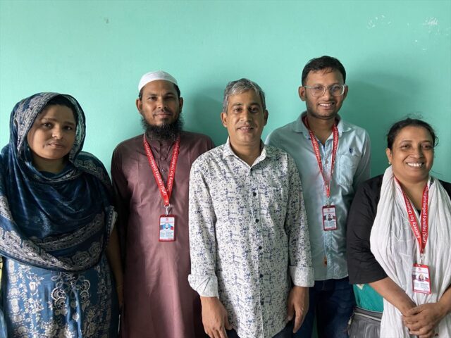 改めて、中央がセンター長のタリク、その両脇がソーシャルワーカーのビプロブ(左)とチョンドン、その右が同じくソーシャルワーカーのシャミマ、左が料理担当のジェスミン