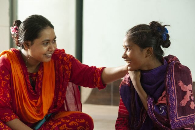 教育係のファルザナ(左)