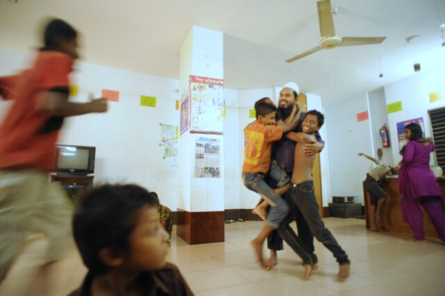 子どもたちに思い切り抱き着かれるビプロブ