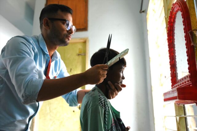 器用なチョンドンは、子どもたちの散髪も担当している