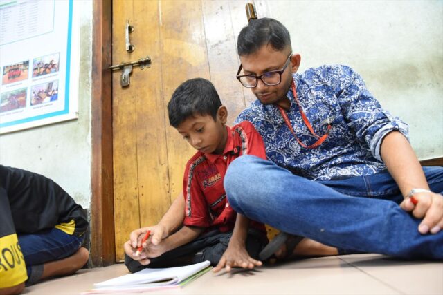 教育クラスで、子どもに文字を教える様子